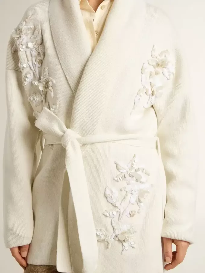 Cardigan da donna in cotone color crema con ricami floreali Cardigan da donna in cotone color crema con ricami floreali