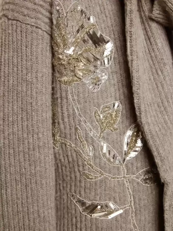 Cardigan da donna in lana grigio melange con ricami sul davanti
