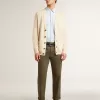 Cardigan da uomo beige con scritta “Golden” sul retro Cardigan da uomo beige con scritta “Golden” sul retro