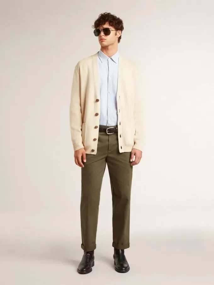 Cardigan da uomo beige con scritta “Golden” sul retro Cardigan da uomo beige con scritta “Golden” sul retro