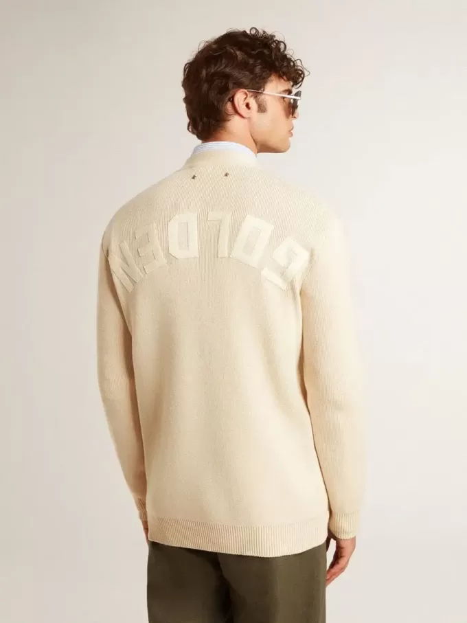 Cardigan da uomo beige con scritta “Golden” sul retro Cardigan da uomo beige con scritta “Golden” sul retro