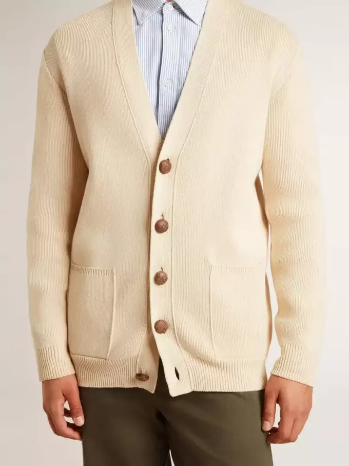 Cardigan da uomo beige con scritta “Golden” sul retro Cardigan da uomo beige con scritta “Golden” sul retro