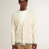 Cardigan da uomo in cotone bianco con motivo a trecce e bordi a costine blu Cardigan da uomo in cotone bianco con motivo a trecce e bordi a costine blu