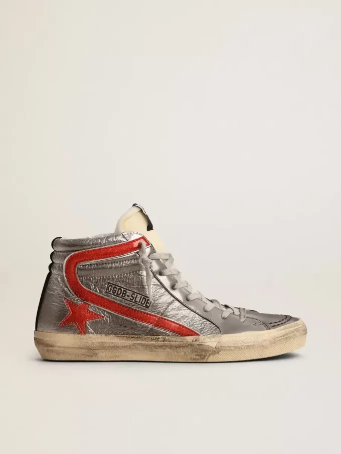 Ciabatte da donna con tomaia in pelle metallizzata argento e dettagli in pelle metallizzata rossa Ciabatte da donna con tomaia in pelle metallizzata argento e dettagli in pelle metallizzata rossa
