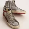 Ciabatte da donna con tomaia in pelle metallizzata argento e dettagli in pelle metallizzata rossa Ciabatte da donna con tomaia in pelle metallizzata argento e dettagli in pelle metallizzata rossa
