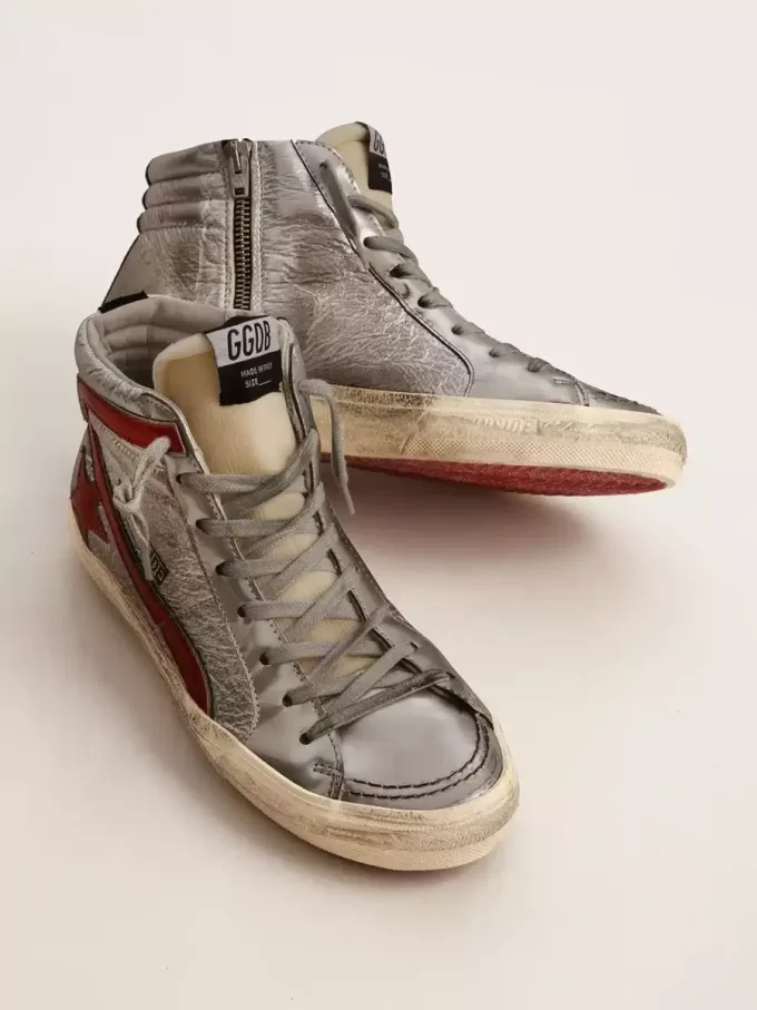 Ciabatte da donna con tomaia in pelle metallizzata argento e dettagli in pelle metallizzata rossa Ciabatte da donna con tomaia in pelle metallizzata argento e dettagli in pelle metallizzata rossa