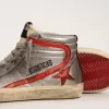 Ciabatte da donna con tomaia in pelle metallizzata argento e dettagli in pelle metallizzata rossa Ciabatte da donna con tomaia in pelle metallizzata argento e dettagli in pelle metallizzata rossa