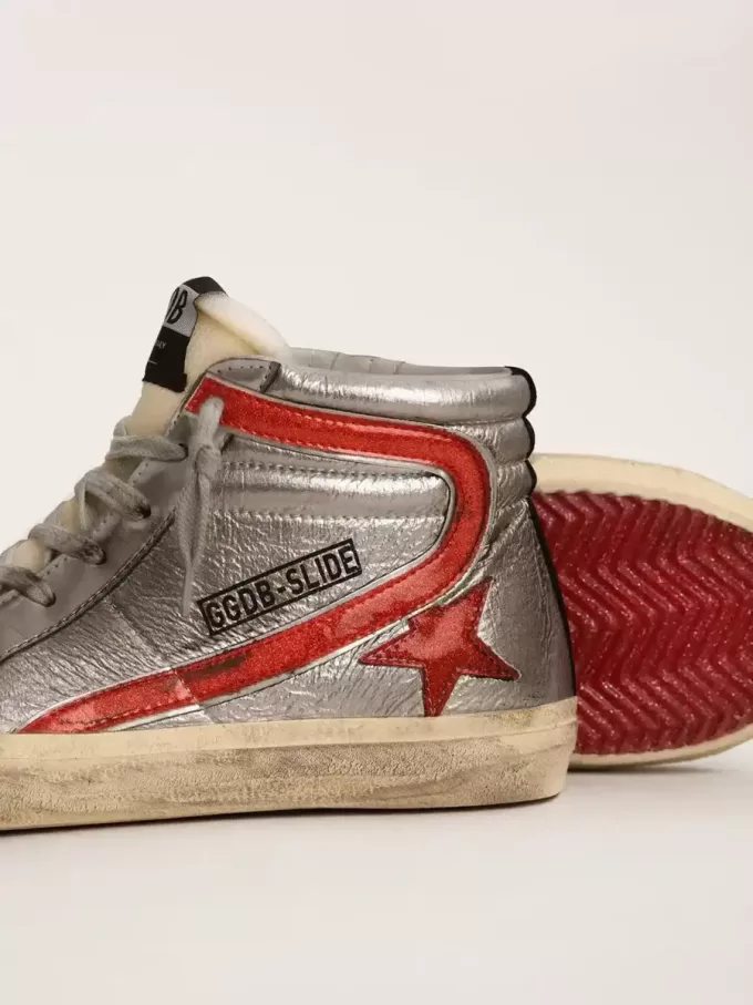 Ciabatte da donna con tomaia in pelle metallizzata argento e dettagli in pelle metallizzata rossa Ciabatte da donna con tomaia in pelle metallizzata argento e dettagli in pelle metallizzata rossa