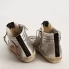 Ciabatte da donna con tomaia in pelle metallizzata argento e dettagli in pelle metallizzata rossa Ciabatte da donna con tomaia in pelle metallizzata argento e dettagli in pelle metallizzata rossa