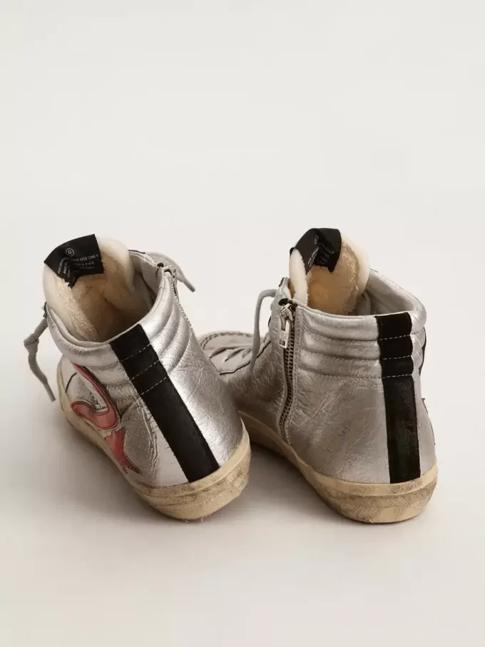 Ciabatte da donna con tomaia in pelle metallizzata argento e dettagli in pelle metallizzata rossa Ciabatte da donna con tomaia in pelle metallizzata argento e dettagli in pelle metallizzata rossa