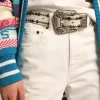 Cintura da donna in pelle bianca con borchie colorate