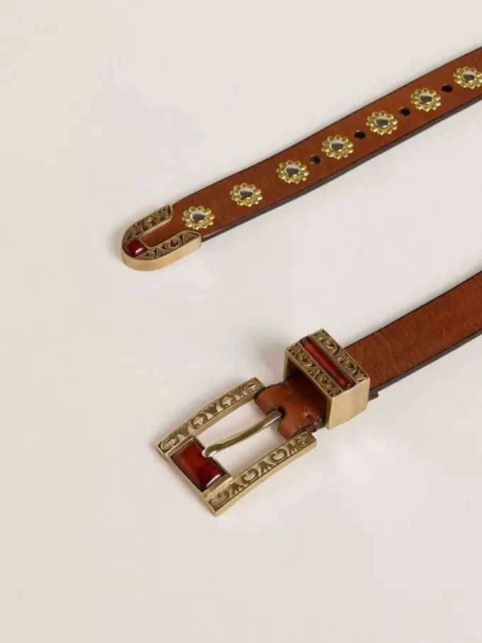 Cintura in pelle marrone con borchie floreali dorate e inserti color ambra