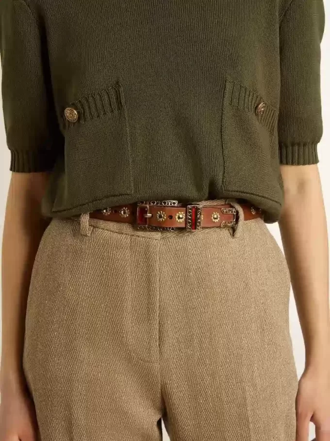 Cintura in pelle marrone con borchie floreali dorate e inserti color ambra