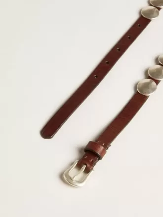 Cintura sottile Trinidad in pelle marrone scuro con borchie argentate