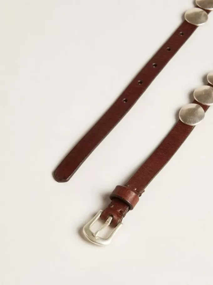 Cintura sottile Trinidad in pelle marrone scuro con borchie argentate Cintura sottile Trinidad in pelle marrone scuro con borchie argentate