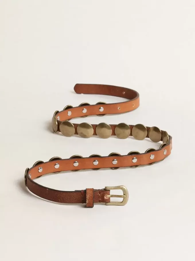 Cintura Trinidad in pelle invecchiata color cuoio con maxi borchie dorate Cintura Trinidad in pelle invecchiata color cuoio con maxi borchie dorate