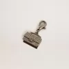 Ciondolo a forma di borsellino in ottone color argento con cristalli