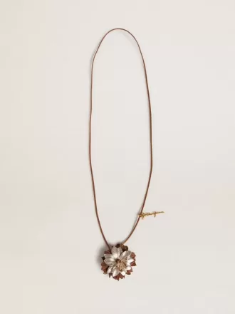 Ciondolo a forma di fiore in pelle marrone chiaro e champagne