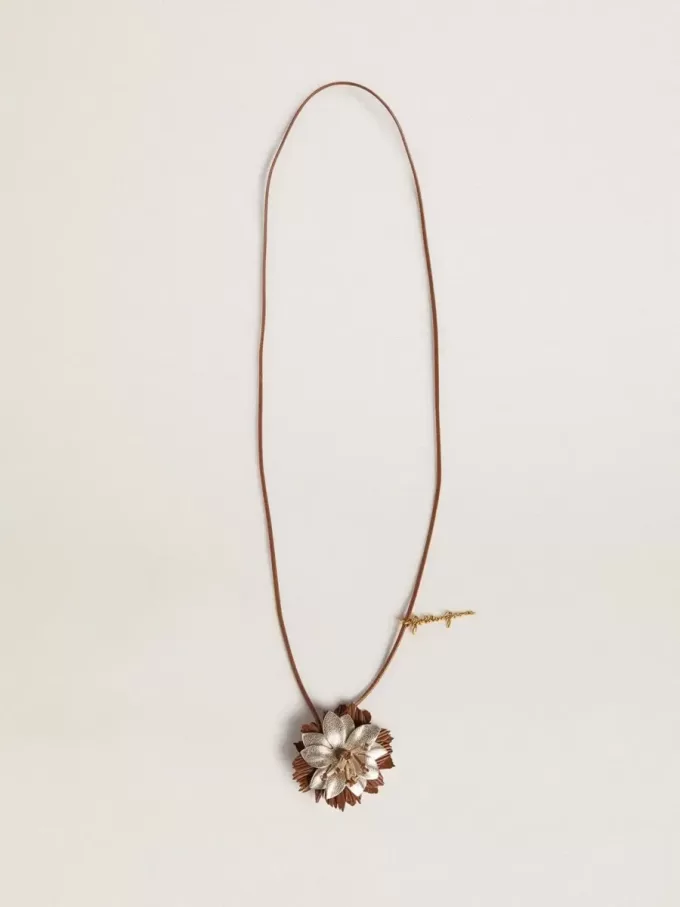 Ciondolo a forma di fiore in pelle marrone chiaro e champagne Ciondolo a forma di fiore in pelle marrone chiaro e champagne