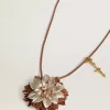 Ciondolo a forma di fiore in pelle marrone chiaro e champagne Ciondolo a forma di fiore in pelle marrone chiaro e champagne