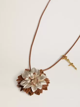 Ciondolo a forma di fiore in pelle marrone chiaro e champagne