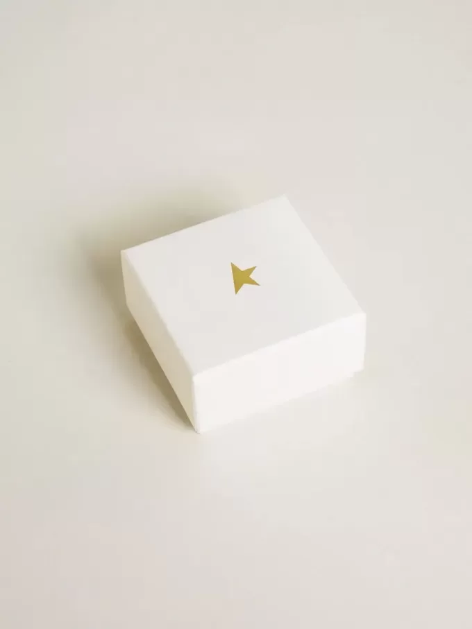 Ciondolo a forma di lettera R in ottone color oro con cristalli