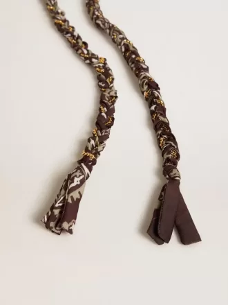 Ciondolo in tessuto intrecciato bordeaux con catena in ottone