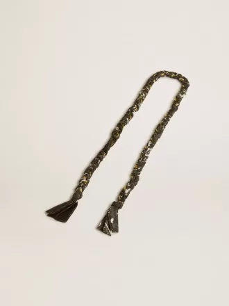 Ciondolo in tessuto intrecciato nero con catena in ottone