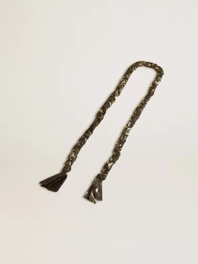 Ciondolo in tessuto intrecciato nero con catena in ottone