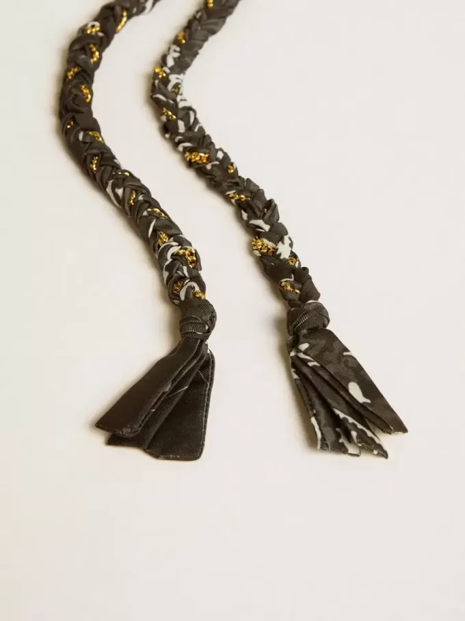 Ciondolo in tessuto intrecciato nero con catena in ottone