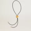 Collana Jewelmates con bolo tie in pelle nera con dettagli in metallo oro antico Collana Jewelmates con bolo tie in pelle nera con dettagli in metallo oro antico
