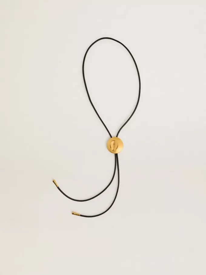 Collana Jewelmates con bolo tie in pelle nera con dettagli in metallo oro antico Collana Jewelmates con bolo tie in pelle nera con dettagli in metallo oro antico