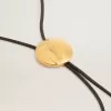 Collana Jewelmates con bolo tie in pelle nera con dettagli in metallo oro antico Collana Jewelmates con bolo tie in pelle nera con dettagli in metallo oro antico