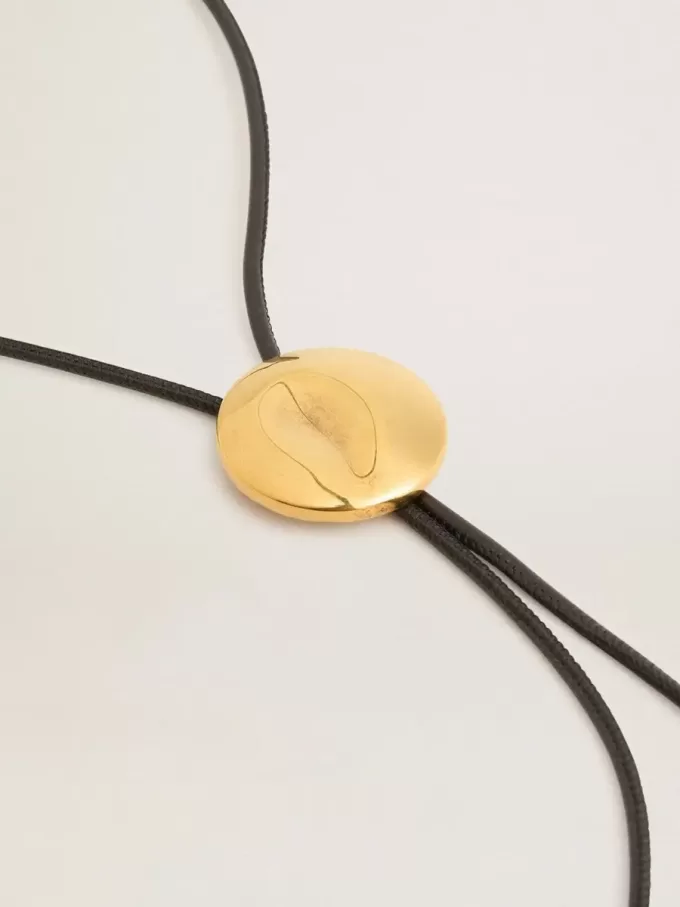 Collana Jewelmates con bolo tie in pelle nera con dettagli in metallo oro antico Collana Jewelmates con bolo tie in pelle nera con dettagli in metallo oro antico