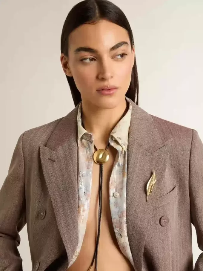 Collana Jewelmates con bolo tie in pelle nera con dettagli in metallo oro antico Collana Jewelmates con bolo tie in pelle nera con dettagli in metallo oro antico