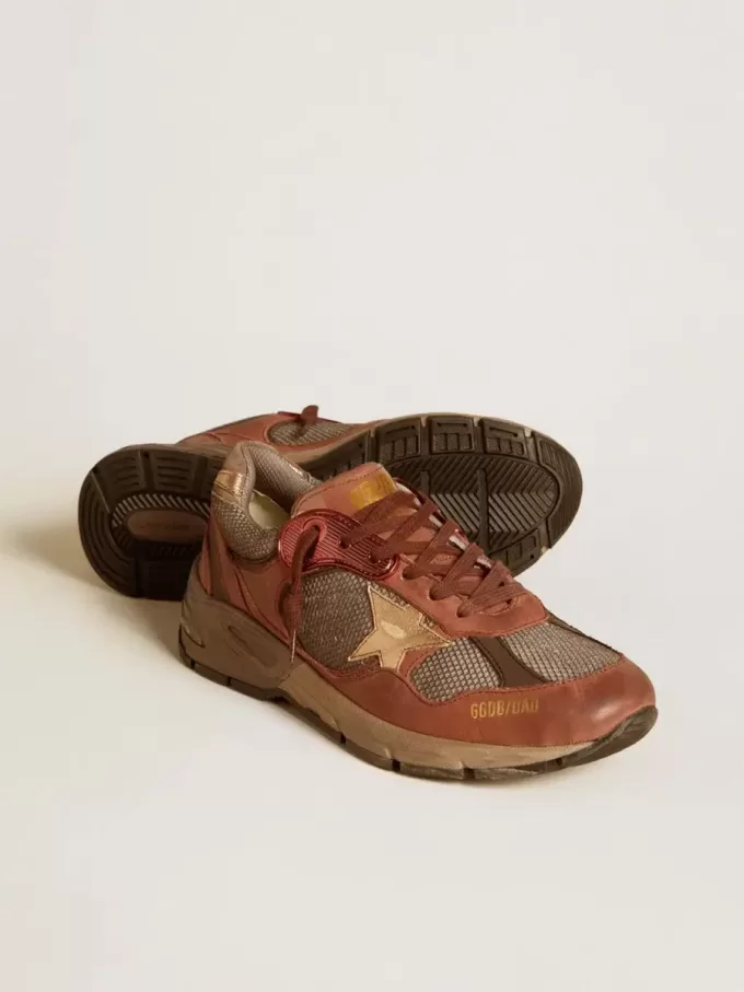 Dad-Star da donna in nabuk con stella in pelle dorata e linguetta sul tallone in pelle scamosciata Dad-Star da donna in nabuk con stella in pelle dorata e linguetta sul tallone in pelle scamosciata