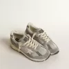 Dad-Star da donna in pelle scamosciata e mesh argentato con stella e linguetta sul tallone in pelle bianca Dad-Star da donna in pelle scamosciata e mesh argentato con stella e linguetta sul tallone in pelle bianca