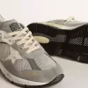Dad-Star da donna in pelle scamosciata e mesh argentato con stella e linguetta sul tallone in pelle bianca Dad-Star da donna in pelle scamosciata e mesh argentato con stella e linguetta sul tallone in pelle bianca