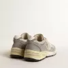 Dad-Star da donna in pelle scamosciata e mesh argentato con stella e linguetta sul tallone in pelle bianca Dad-Star da donna in pelle scamosciata e mesh argentato con stella e linguetta sul tallone in pelle bianca