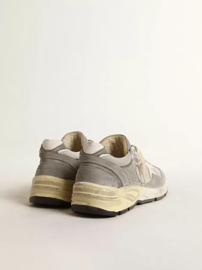 Dad-Star da donna in pelle scamosciata e mesh argentato con stella e linguetta sul tallone in pelle bianca Dad-Star da donna in pelle scamosciata e mesh argentato con stella e linguetta sul tallone in pelle bianca