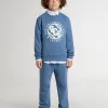 Felpa blu da bambino con toppe bianche in rilievo Felpa blu da bambino con toppe bianche in rilievo