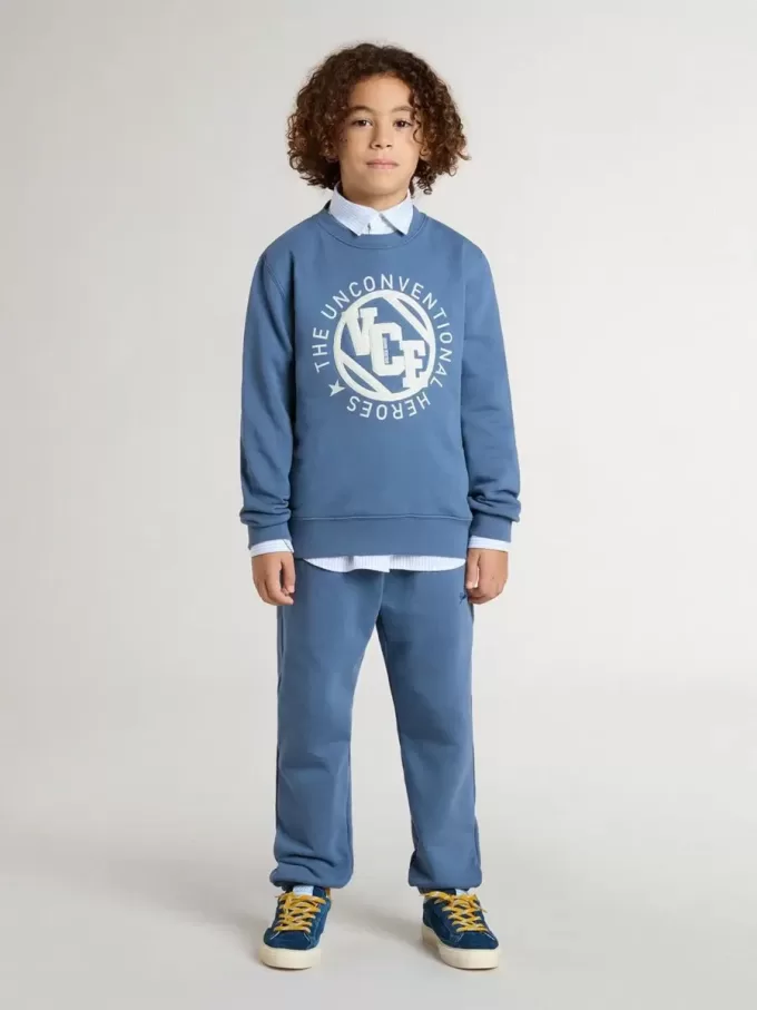 Felpa blu da bambino con toppe bianche in rilievo Felpa blu da bambino con toppe bianche in rilievo