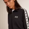 Felpa blu scuro con zip, striscia bianca e stelle a contrasto Felpa blu scuro con zip, striscia bianca e stelle a contrasto