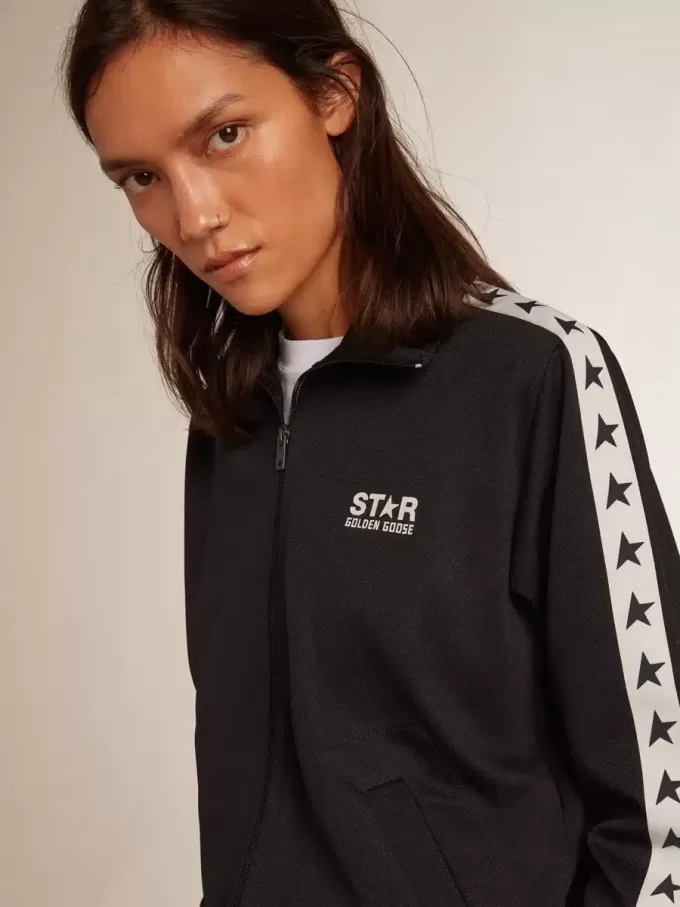 Felpa blu scuro con zip, striscia bianca e stelle a contrasto Felpa blu scuro con zip, striscia bianca e stelle a contrasto