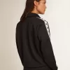 Felpa blu scuro con zip, striscia bianca e stelle a contrasto Felpa blu scuro con zip, striscia bianca e stelle a contrasto