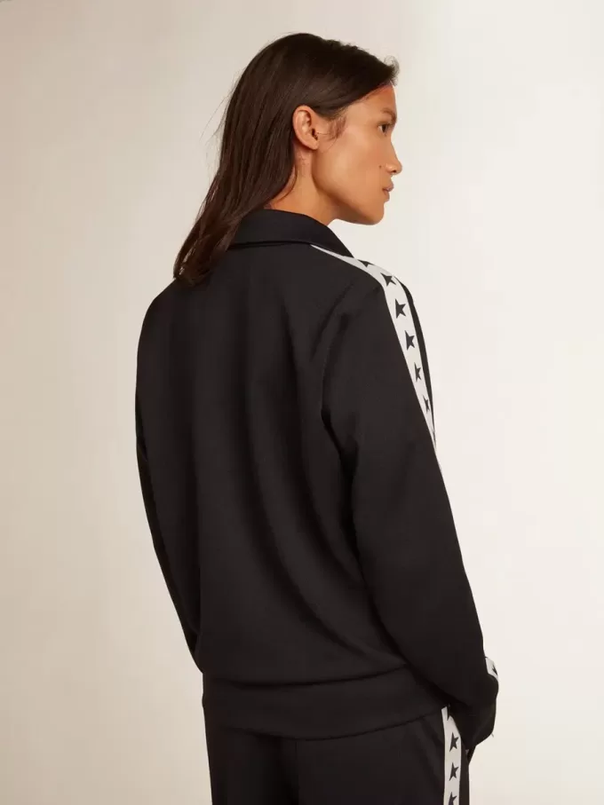Felpa blu scuro con zip, striscia bianca e stelle a contrasto Felpa blu scuro con zip, striscia bianca e stelle a contrasto