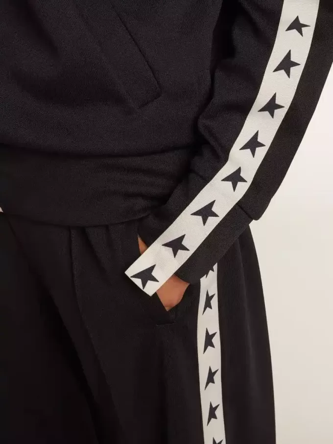 Felpa blu scuro con zip, striscia bianca e stelle a contrasto Felpa blu scuro con zip, striscia bianca e stelle a contrasto
