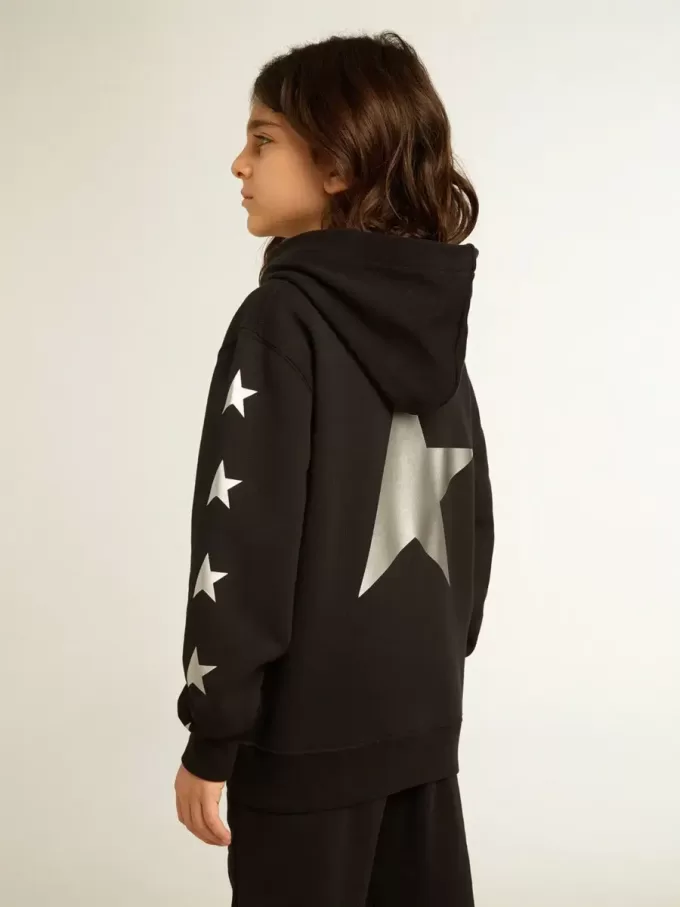 Felpa con cappuccio da bambino in nero con stelle argentate a contrasto