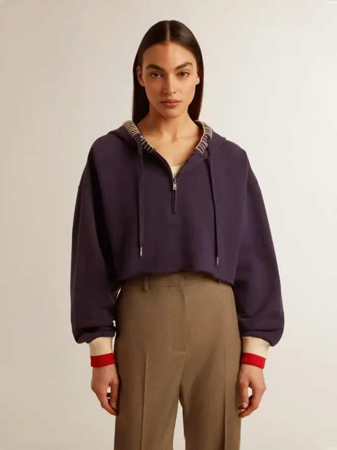 Felpa corta blu scuro con chiusura a zip e cappuccio ricamato