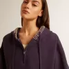 Felpa corta blu scuro con chiusura a zip e cappuccio ricamato